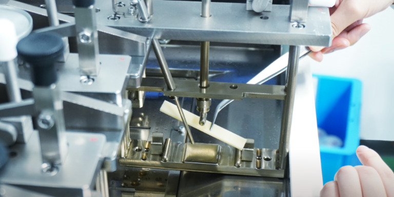 校正ってなに？品質保証に欠かせない試験機の校正試験に迫る