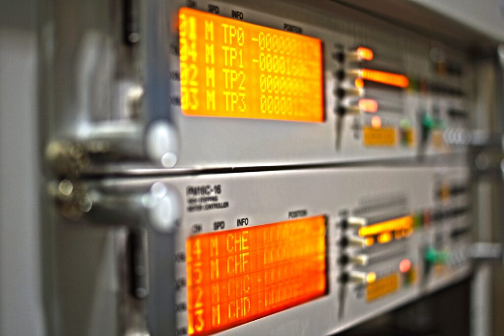 試験・測定を自動化するロボットたち