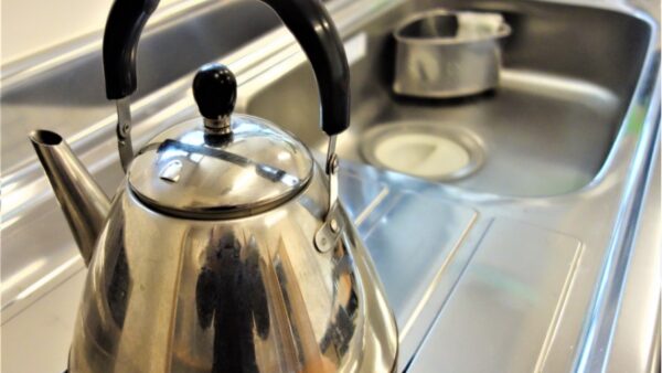 シンクから塩ビパイプに熱いお湯流していいの？身近な疑問を安田精機が解説するシリーズ②